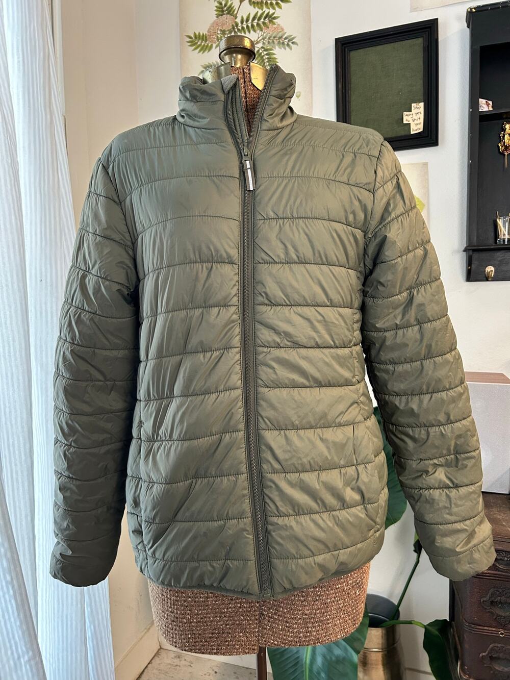 Goodfellow & Co Men’s Puffer Jacket Olive Green Water Resistant Minimalist Small